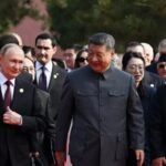 Xi Jinping entre Vladimir Putin e Kim Jong-Un (Foto: Reuters)