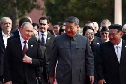 Xi Jinping entre Vladimir Putin e Kim Jong-Un (Foto: Reuters)