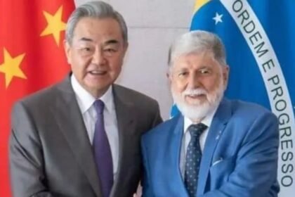 Wang Yi e Celso Amorim (Foto: MRE da China)
