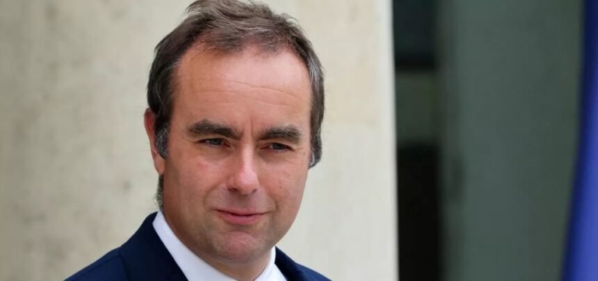 Sebastien Lecornu, então ministro da Defesa francês (Foto: REUTERS/Gonzalo Fuentes)