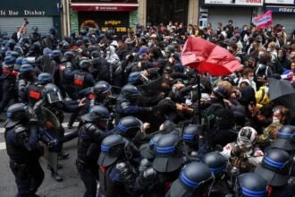 Protesto na França (Foto: Reuters/Abdul Saboor)