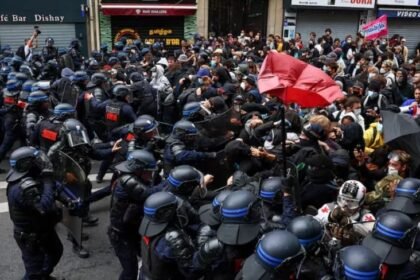 Protesto na França (Foto: Reuters/Abdul Saboor)